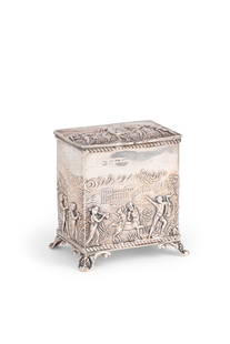 TEA CADDY IN ARGENTO, BIRMINGHAM, 1902, ORAFO T. HAYES: a quattro piedini, corpo a sezione rettangolare, superficie decorata con scene dall'antico; difetti Alt. cm 10, larg. cm 9; peso gr 226 AN EDWARDIAN SILVER TEA CADDY, BIRMINGHAM, 1902, MARKS OF T. HAY