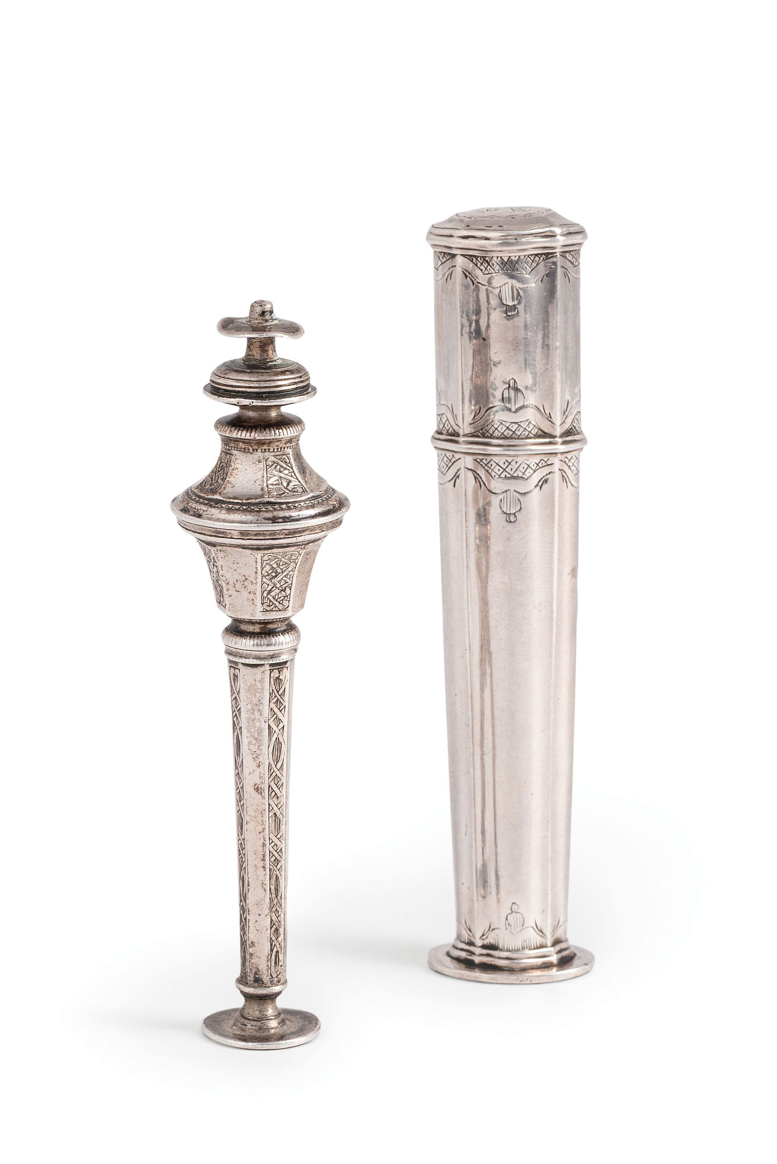 DUE AGORAI IN ARGENTO, XVIII-XIX SECOLO: di forma diversa, con incisioni geometriche; difetti Alt. cm 9,5 e alt. Cm 10; peso totale gr 68 TWO SILVER NEEDLE CASES, 18TH-19TH CENTURY; DEFECTS (2)