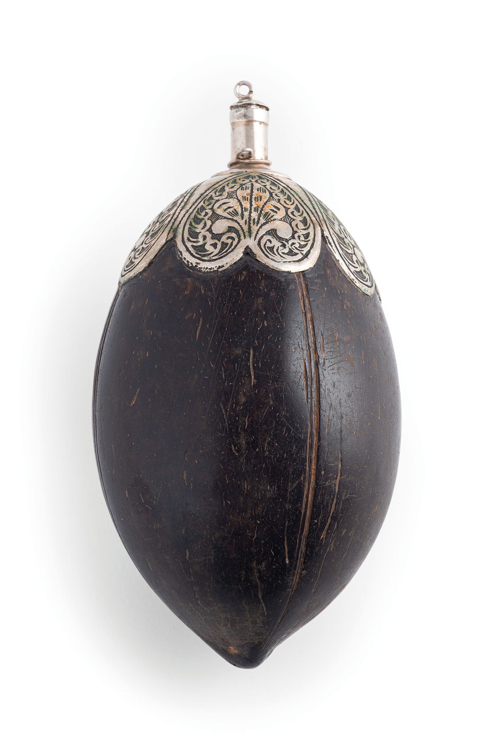 FIASCA PORTA POLVERE IN COCCO CON MONTATURA IN: ARGENTO, COLONIA FRANCESE, XIX SECOLO decorata a motivi naturalistici; difetti Lung. cm 23, larg. cm 8 A COLONIAL FRENCH SILVER MOUNTED COCONUT BUGBEAR POWDER FLASK, 19TH CENTURY; DEFECTS