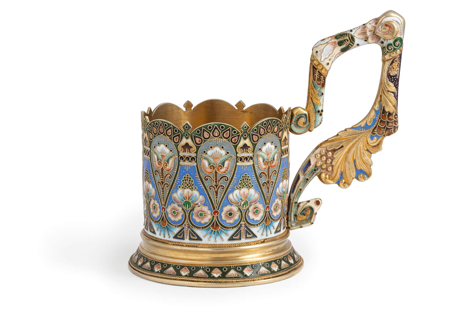 TEA CUP HOLDER IN ARGENTO DORATO E SMALTI, MOSCA,: 1908-1917, ORAFO K. FABERGE', BOLLO CON INSEGNE IMPERIALI, WORKMASTER F. RUCKERT, NUMERO INVENTARIO 23481 a base circolare, corpo e manico decorati a motivi naturalistici e geometrici; difetti Alt. cm
