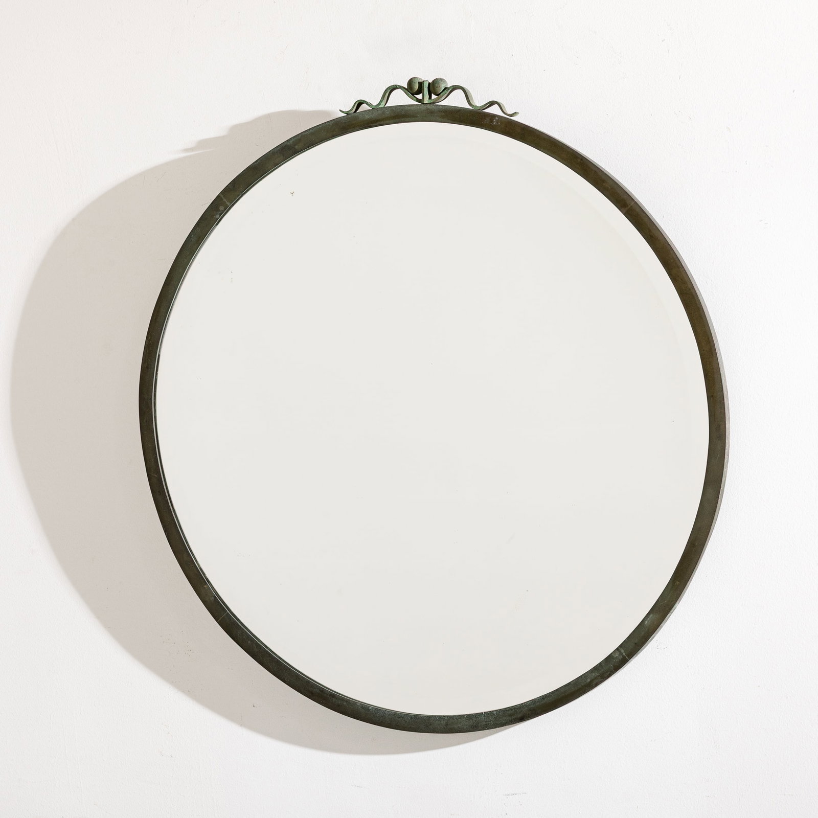 EMILIO LANCIA (ATTRIB. A): Grande specchio. Bronzo, cristallo specchiato. Italia anni '30. cm 84x80,5 A MIRROR ATTRIBUTED TO E. LANCIA Buone condizioni. Righe, segni di usura, ossidazione. Bronzo in patina.