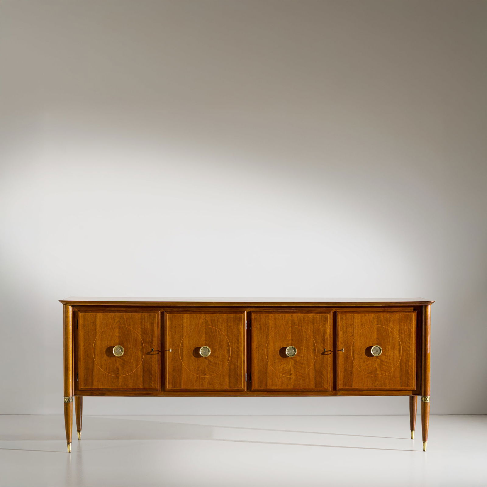 PAOLO BUFFA: Credenza. Legno di noce, ottone, intarsi in legno di acero. Esecuzione Marelli & Colico, anni '50. Certificato di autenticità Archivio Paolo Buffa. cm 93x233x53,5 A SIDEBOARD BY P. BUFFA Buone co