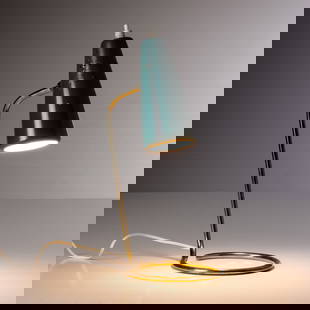 STILNOVO: Lampada da tavolo. Ottone, alluminio verniciato. Produzione Stilnovo anni '50. Decalcomania del produttore. cm 34x13,5x18 A TABLE LAMP BY STILNOVO Buone condizioni generali. Righe, graffi, segni di us