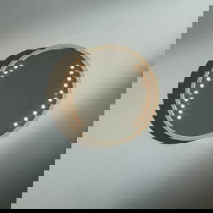 GINO SARFATTI: Specchio illuminato. Alluminio verniciato, materiale plastico. Produzione Arteluce, 1971 ca. Decalcomania del produttore. diametro cm 65 A MIRROR BY G. SARFATTI M. Romanelli, S. Severi, Gino Sarfatti