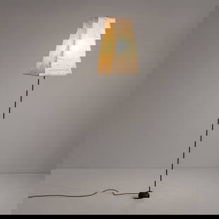 ISAMU NOGUCHI: Lampada da terra della serie Akari, mod. 70 N. Metallo verniciato, carta di gelso, tondino di ferro smaltato, fusione in ghisa. Giappone anni '60. Monogramma impresso. cm 194x33x33 A FLOOR LAMP BY I.