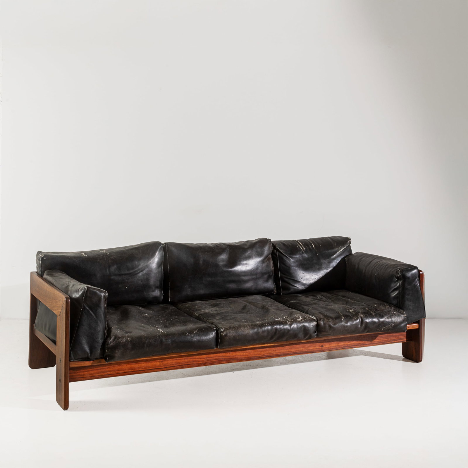 AFRA & TOBIA SCARPA: Divano mod. Bastiano. Legno esotico, pelle imbottita. Produzione Cassina, fine anni '60. cn 54x211x76 A SOFA BY A. & T SCARPA Domus, n. 395, ottobre 1962, p. 46 D. Gavina. Ultrarazionale Ultramobile,