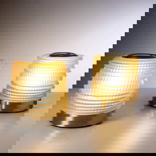 JOE COLOMBO: Coppia di lampade da tavolo mod. Fresnel. Vetro pressato, metallo spazzolato. Produzione Oluce 1966 ca. cm 30x25x35 A PAIR OF TABLE LAMPS BY J. COLOMBO Buone condizioni generali. Piccole righe, legger