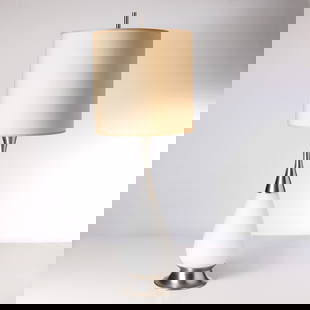 STILNOVO: Lampada da tavolo. Ottone nichelato, vetro opalino. Produzione Stilnovo anni '60. Marchio Stilnovo sulla spina. cm 102x34 con paralume A TABLE LAMP BY STILNOVO Buone condizioni. Righe, segni di usura,
