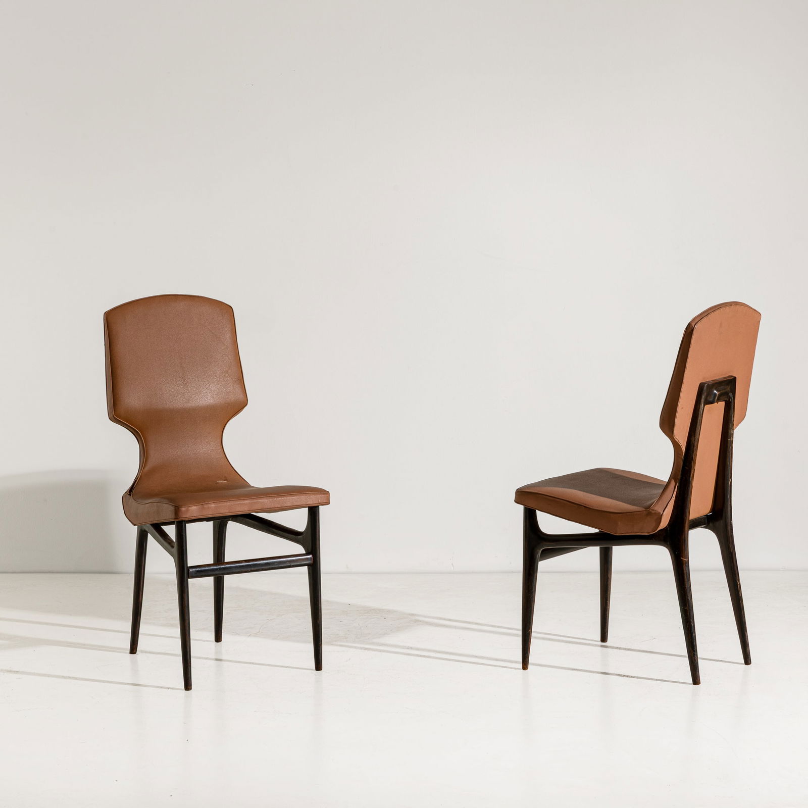 POZZI E VERGA: Coppia di sedie. Legno di mogano, resinflex imbottito. Italia anni '50. Etichetta del produttore cm 90x43x46 TWO CHAIRS BY POZZI & VERGA Buone condizioni. Piccole righe, segni di usura, trascurabili m