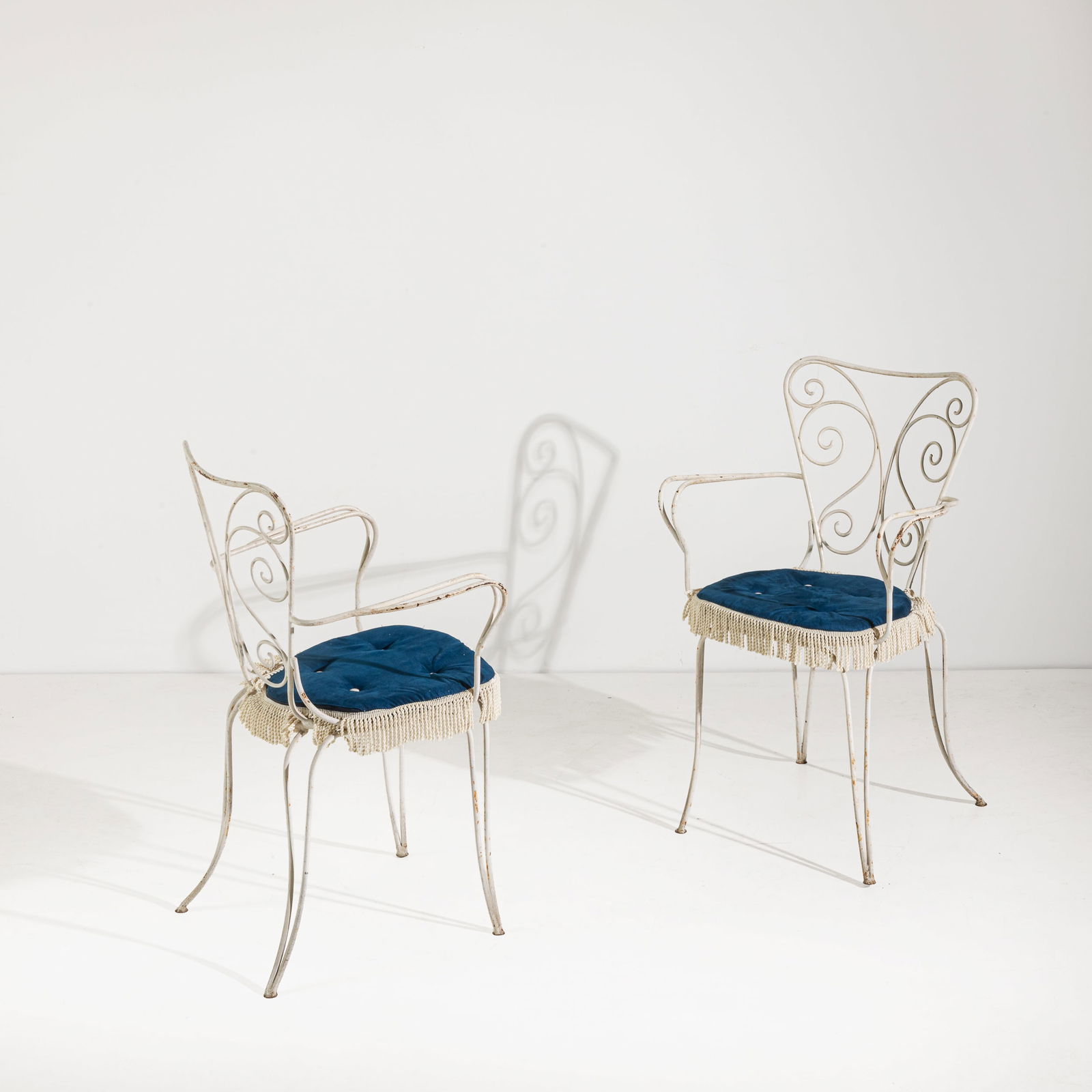 LIO CARMINATI: Coppia di sedie da esterno. Tondino di ferro laccato, tessuto imbottito. Produzione Casa & Giardino anni '50. cm 90x48,5x58 A PAIR OF CHAIRS BY L. CARMINATI R. Aloi, Esempi di arredamento moderno di t