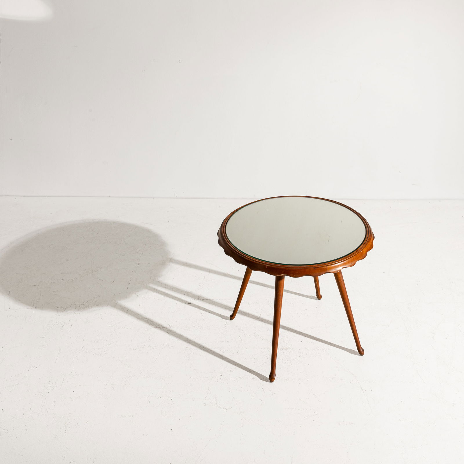 MANIFATTURA ITALIANA: Tavolino. Legno di ciliegio, vetro specchiato. Anni '50. cm 59x65 AN ITALIAN COFFEE TABLE Buone condizioni. Piccole righe, segni d'usura, lievi aloni. Piano sostituito nel corso del tempo