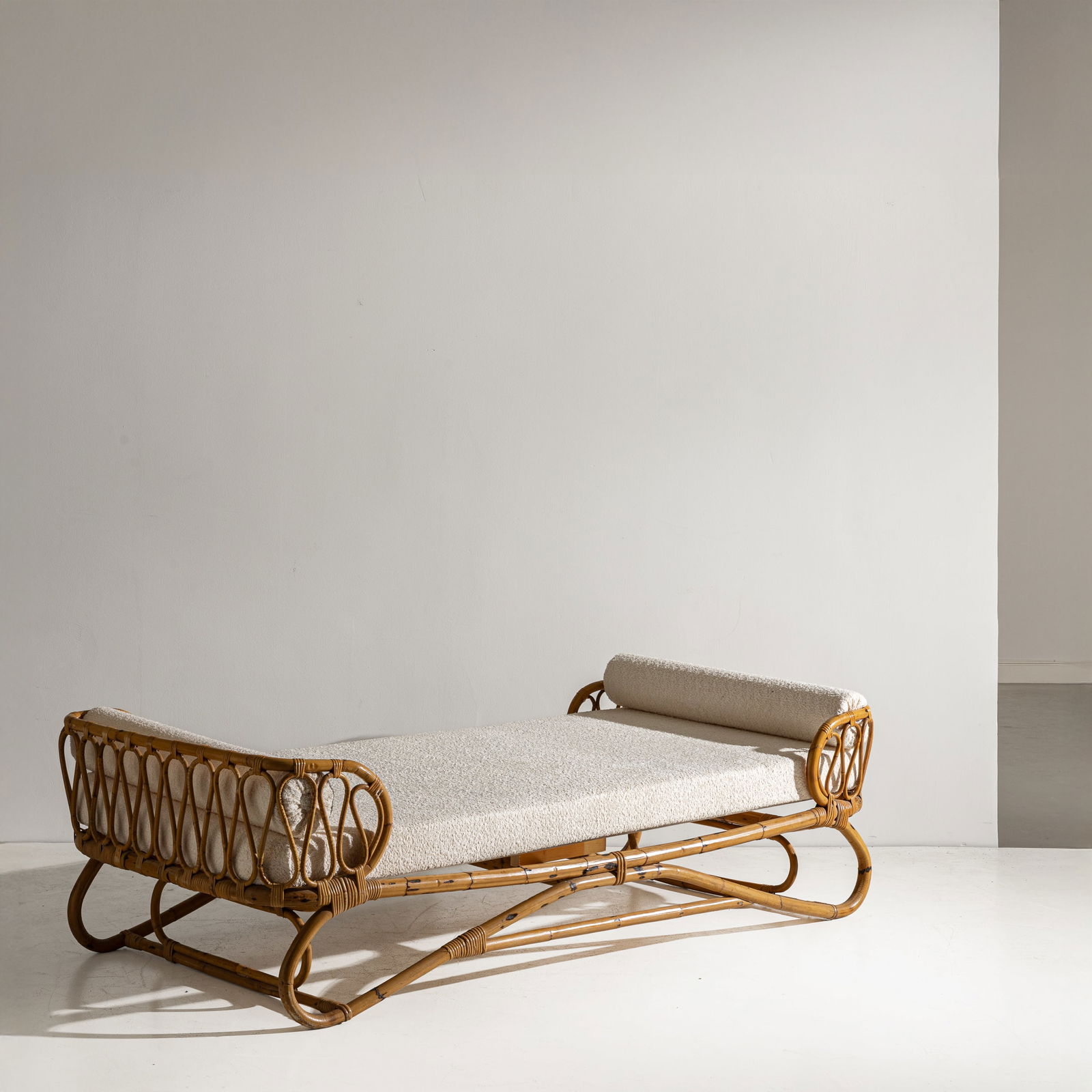 LIO CARMINATI: Letto a giorno. Bamboo, malacca, tessuto imbottito. Produzione Casa & Giardino anni '50. cm 64x202x94,5 A DAYBED BY L. CARMINATI Buone condizioni generali. Piccole righe, leggeri graffi e normali segn