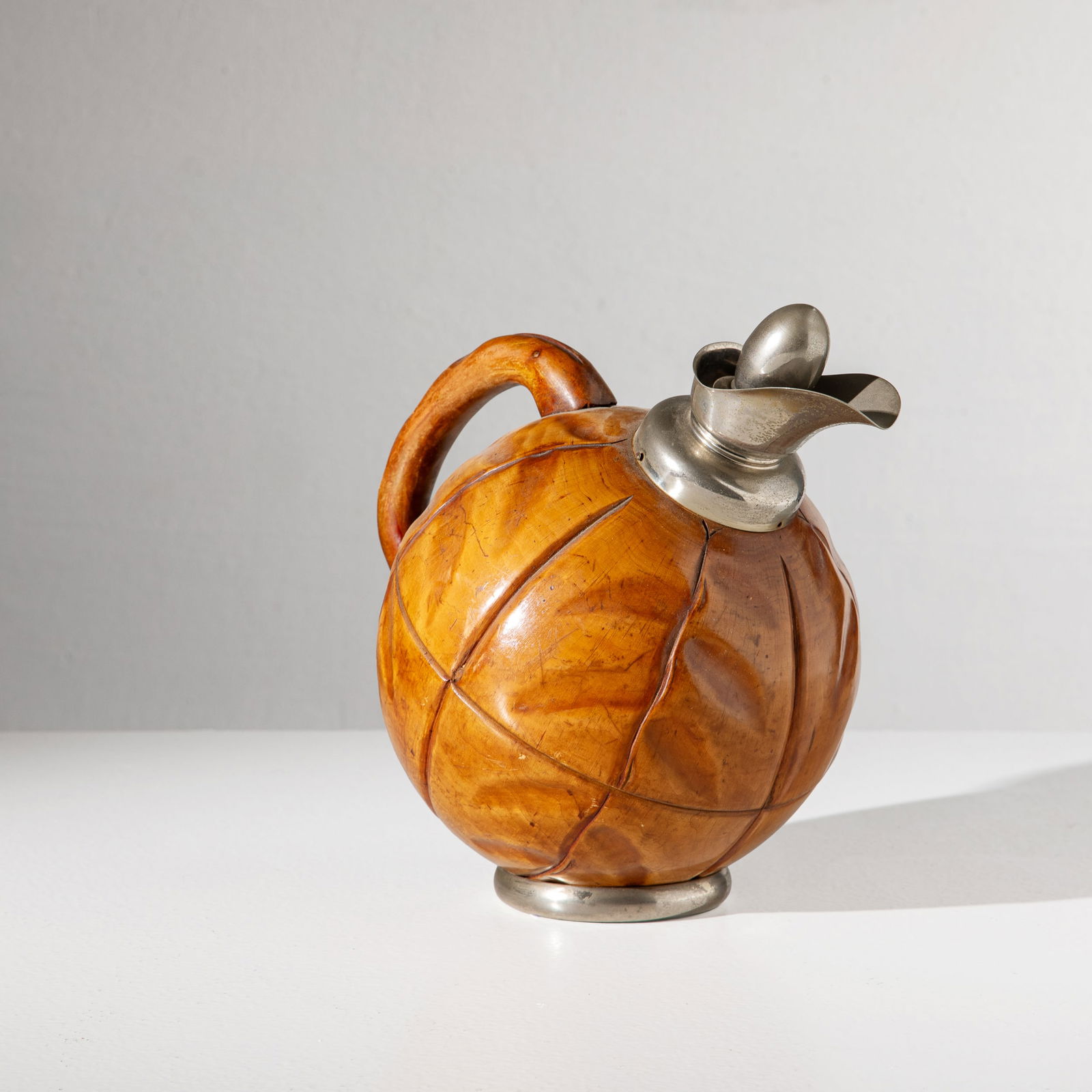 ALDO TURA: Caraffa termica. Legno di frutto scolpito,, ottone nichelato. Italia anni '50. cm 26x22x28 A JUG BY A. TURA Buone condizioni generali. Piccoli segni di usura. Piccole righe, lieve ossidazione alla nic