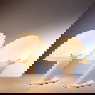 RODOLFO BONETTO: Coppia di lampade mod. 4054. Metallo smaltato, perspex opalino. Produzione Guzzini anni '70. Marchio del produttore. cm 57x52x23,5 A APIR OF TABLE LAMPS BY R. BONETTO Buone condizioni. Righe, segni di