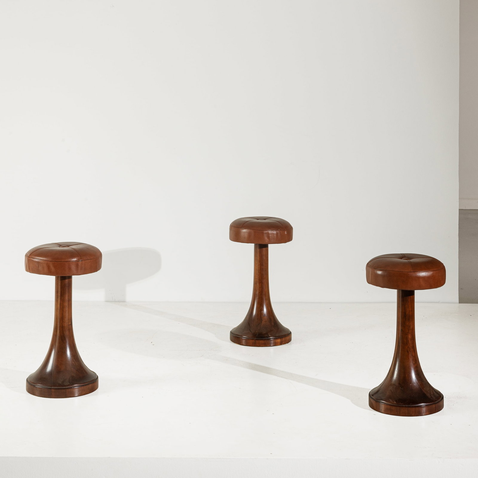 MANIFATTURA ITALIANA: Sgabelli. Legno di noce, vinilpelle imbottita. Italia anni '60 cm 57x32 A PAIR OF ITALIN STOOLS Buone condizioni. Segni d?usura, piccole righe, trascurabili mancanze, tessuto ed imbottitura con lievi 