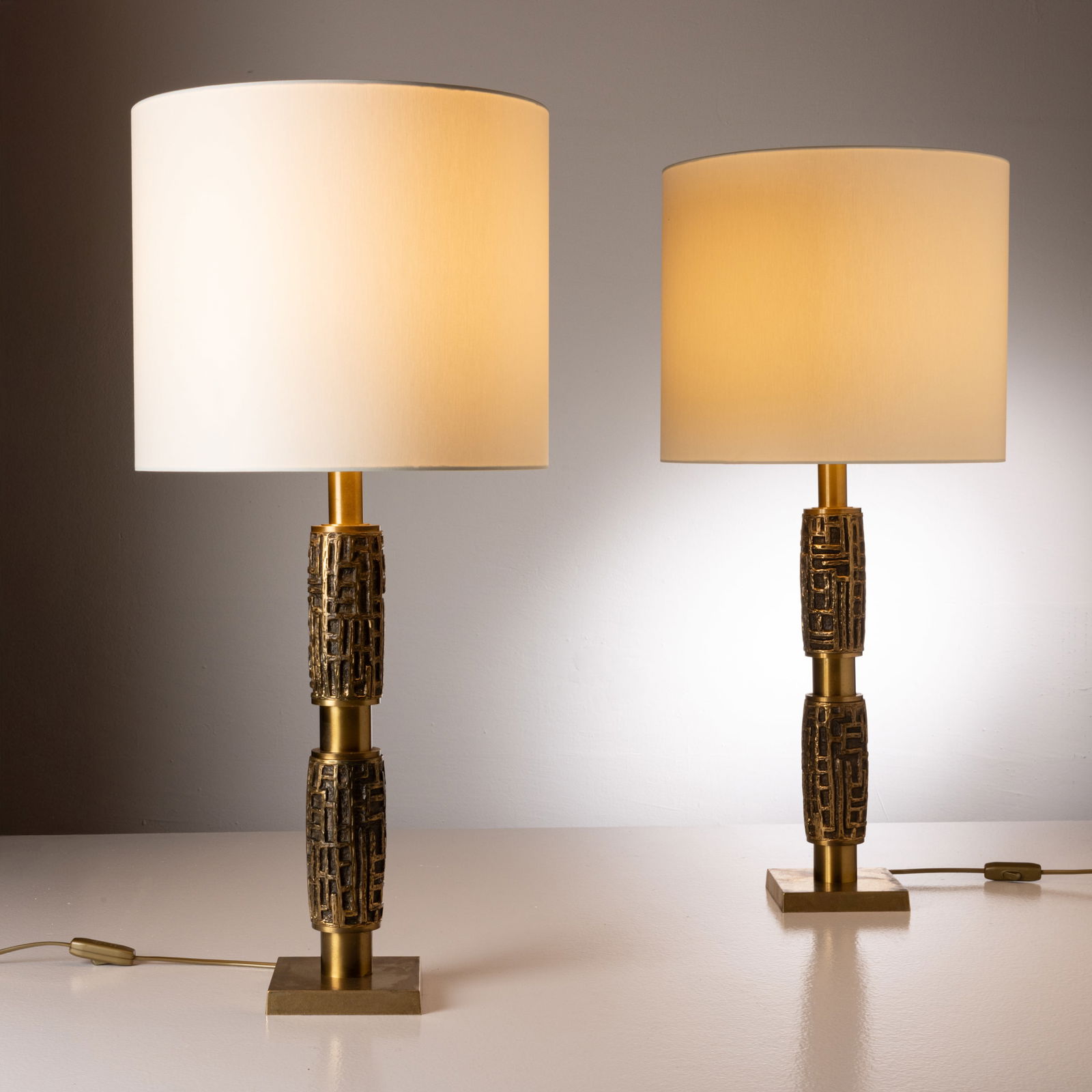 ANGELO BROTTO: Coppia di lampade da tavolo. Fusione di bronzo, ottone. Produzione Esperia anni '50. cm 76x13x13 A PAIR OF TABLE LAMPS BY A. BROTTO Buone condizioni generali. Piccole righe, leggeri graffi, normali se