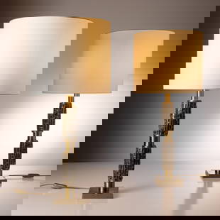 ANGELO BROTTO: Coppia di lampade da tavolo. Fusione di bronzo, ottone. Produzione Esperia anni '50. cm 76x13x13 A PAIR OF TABLE LAMPS BY A. BROTTO Buone condizioni generali. Piccole righe, leggeri graffi, normali se