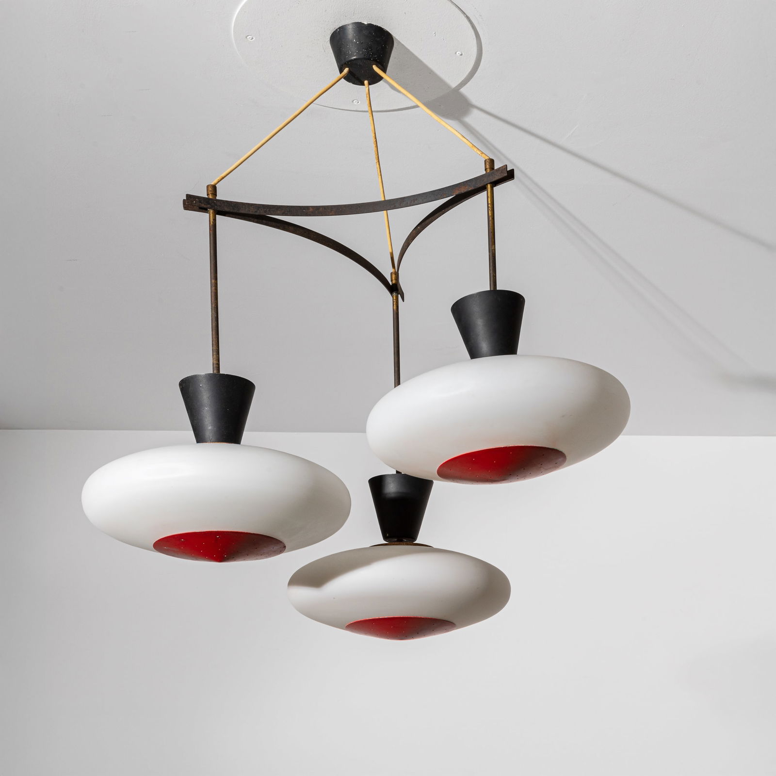 STILUX: Lampada a sospensione. Alluminio verniciato, vetro opalino satinato. Produzione Stilux 1056 ca. cm 8x80x80 ca. A CEILING LAMP BY STILUX Discrete condizioni generali. Righe, graffi e segni di usura. Vi