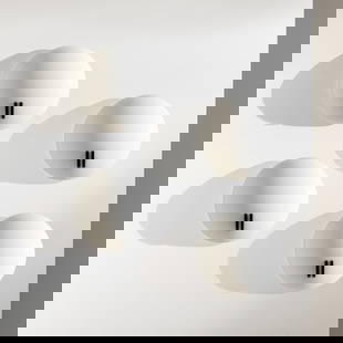 BRUNO GECCHELIN: Quattro lampade da parete mod. Perla. Metallo verniciato, metacrilato opalino. Produzione Oluce anni '80. diametro cm 40 FOUR WALL LIGHTS BY B. GECCHELIN Catalogo di produzione Oluce Buone condizioni
