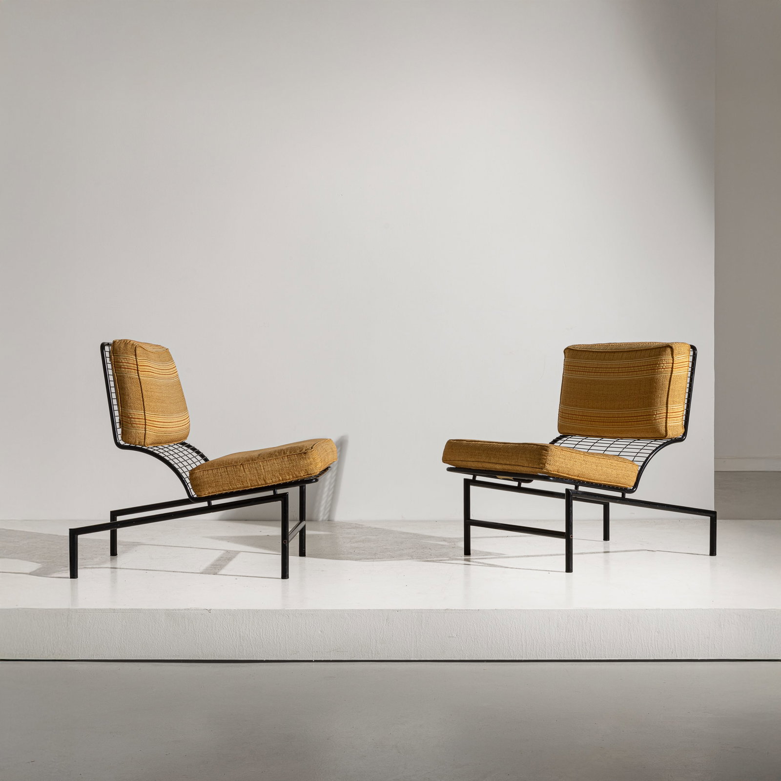 MANIFATTURA ITALIA: Coppia di poltrone. Ferro verniciato, tessuto imbottito. Italia anni 60. cm 78x64x87 A APIR OF ITALIAN ARMCHAIRS Buone condizioni generali. Piccole righe, leggeri graffi, normali segni di usura. Tessu