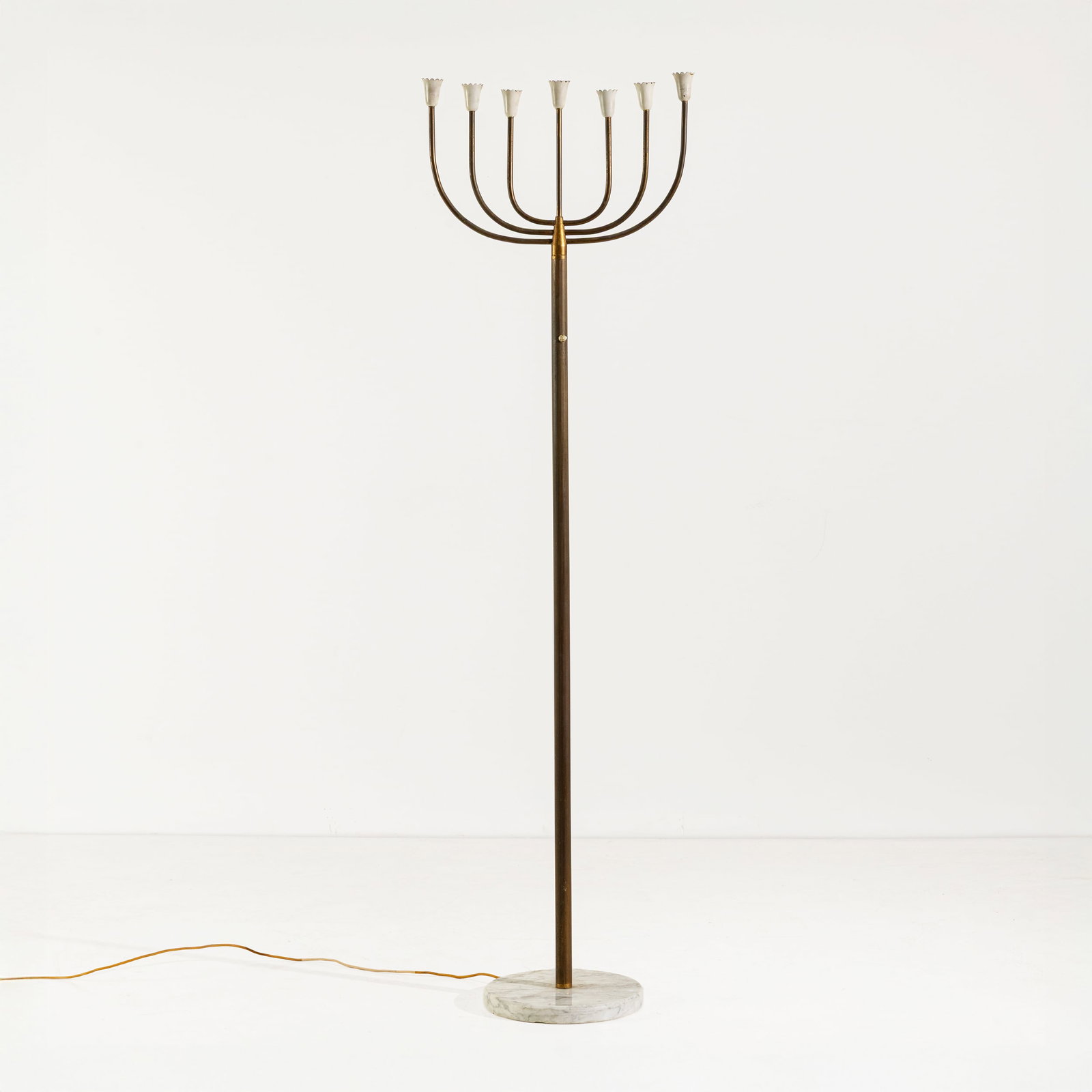 MANIFATTURA ITALIANA: Lampada da terra. Marmo, ottone, alluminio verniciato. Italia 1956 ca. cm 170x47x29 AN ITALIAN LAMP Buone condizioni generali. Piccole righe, leggeri graffi, normali segni di usura. Ottone in patina. 
