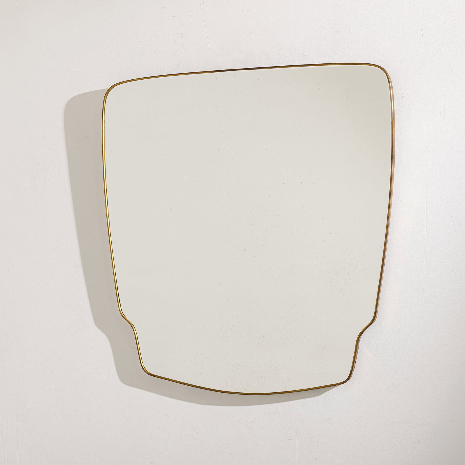 MANIFATTURA ITALIANA: Specchio. Ottone, cristallo specchiato. Italia anni '50. cm 103,x99 AN ITALIAN MIRROR Condizioni molto buone. Righe, segni di usura, lieve ossidazione sull'ottone. Piccole mancanze e lieve ossidazione