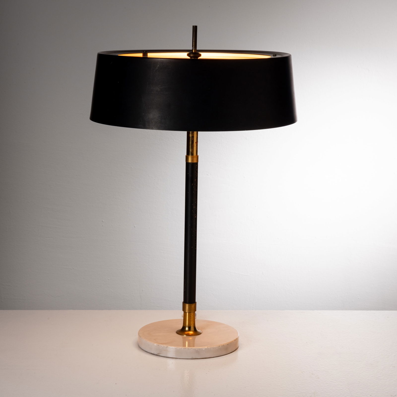 ANGELO BROTTO: Lampada da tavolo. Marmo, ottone, alluminio verniciato, perspex, vetro opalino. Produzione Esperia anni '50. cm 55x35 A TABLE LAMP BY A. BROTTO Buone condizioni generali. Piccole righe, leggeri graffi