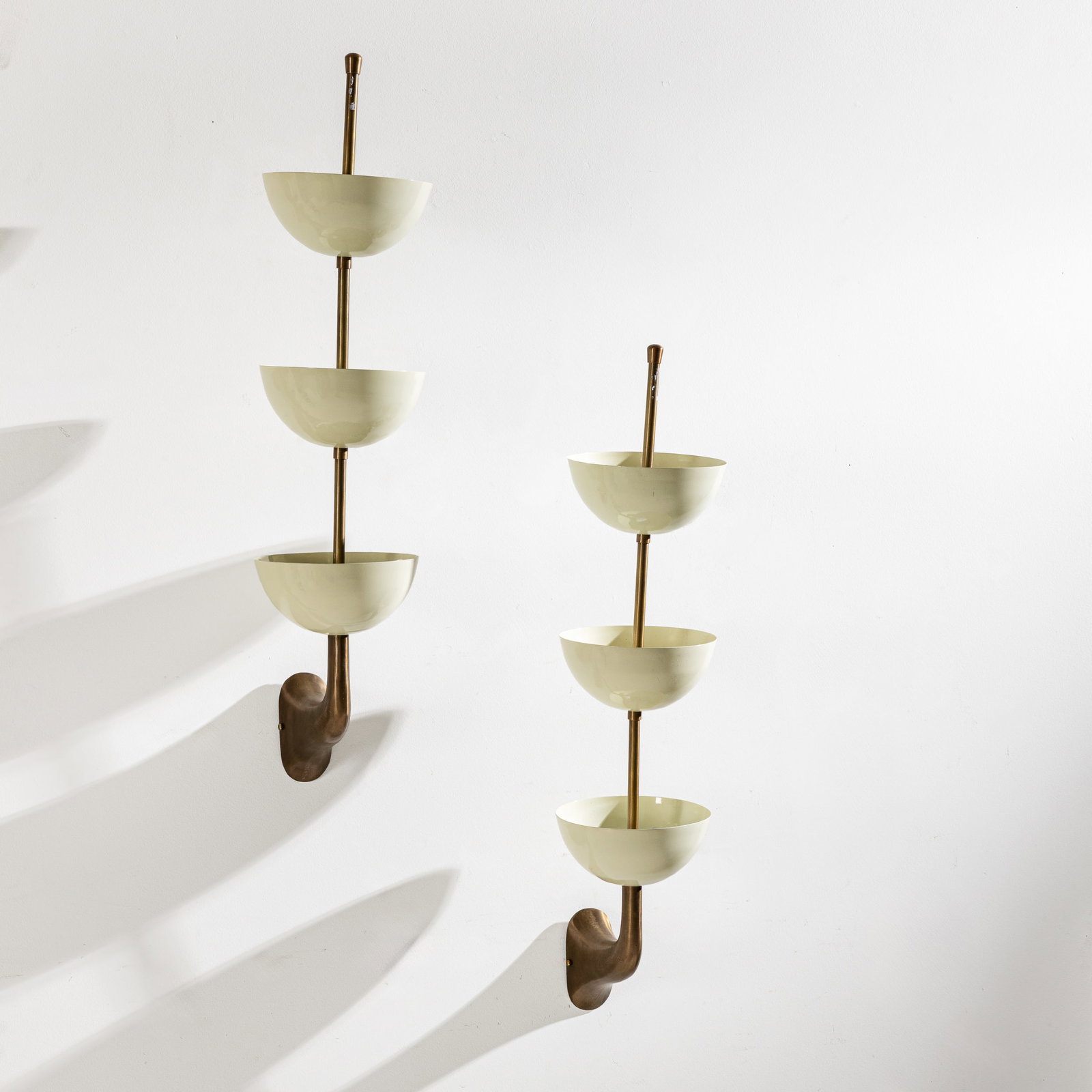 MANIFATTURA ITALIANA DEL XXI SECOLO: Coppia di lampade da parete. Ottone, alluminio verniciato. Italia XXI secolo. cm 80x16,5x23 A PAIR OF ITALIAN CONTEMPORARY WALL LIGHTS Ottime condizioni generali. Piccoli graffi.