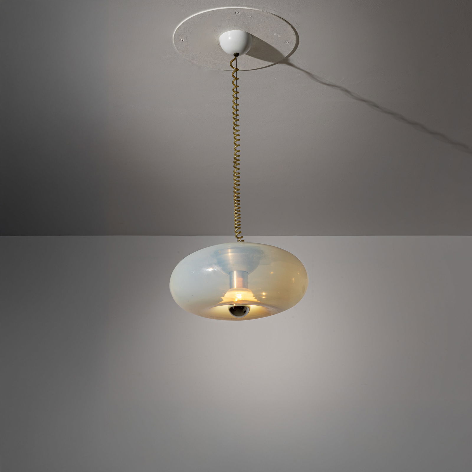 ROBERTO PAMIO: Lampada a sospensione. Vetro soffiato, alluminio. Produzione Leucos, anni '70. diffusore cm 20x35 ca. A CEILING LAMP BY R. PAMIO Buone condizioni generali. Piccole righe, leggeri graffi, normali segni
