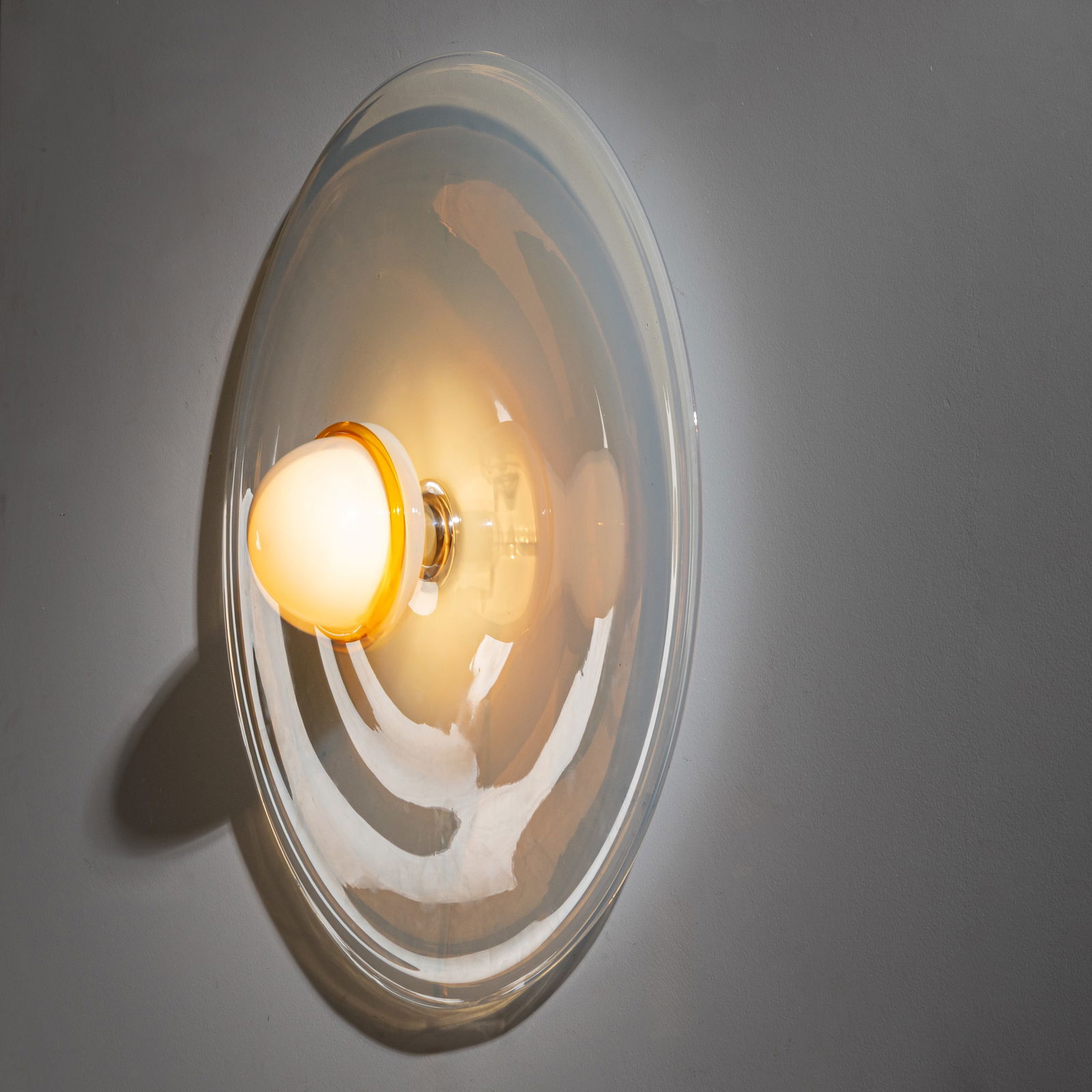 ROBERTO PAMIO: Pannello luminoso-plafoniera. Metallo cromato, vetro con leggera iridescenza, vetro lattimo con colletto in vetro paglierino. Produzoione Leucos 1980 ca. cm 70x20 A WALL PANEL OR CIEEILNG LAMP BY R. P