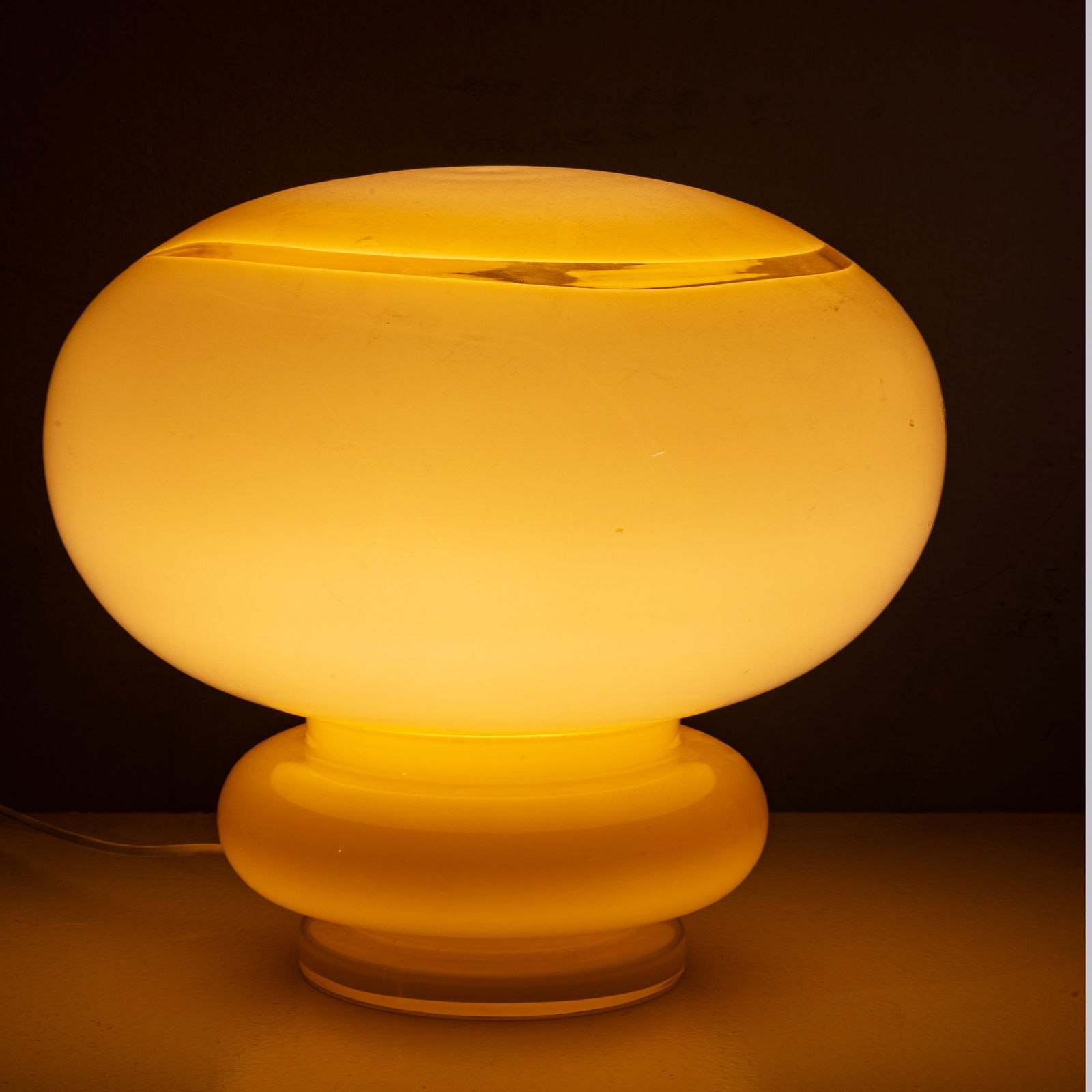 EZIO DIDONE: Lampada da tavolo. Vetro trasparente colorato e vetro lattimo lavorati a caldo, metallo verniciato. Produzione La Murrina, anni '70 ca. Etichetta del produttore. cm 40x44 A TABLE LAMP BY E. DIDONE Buo