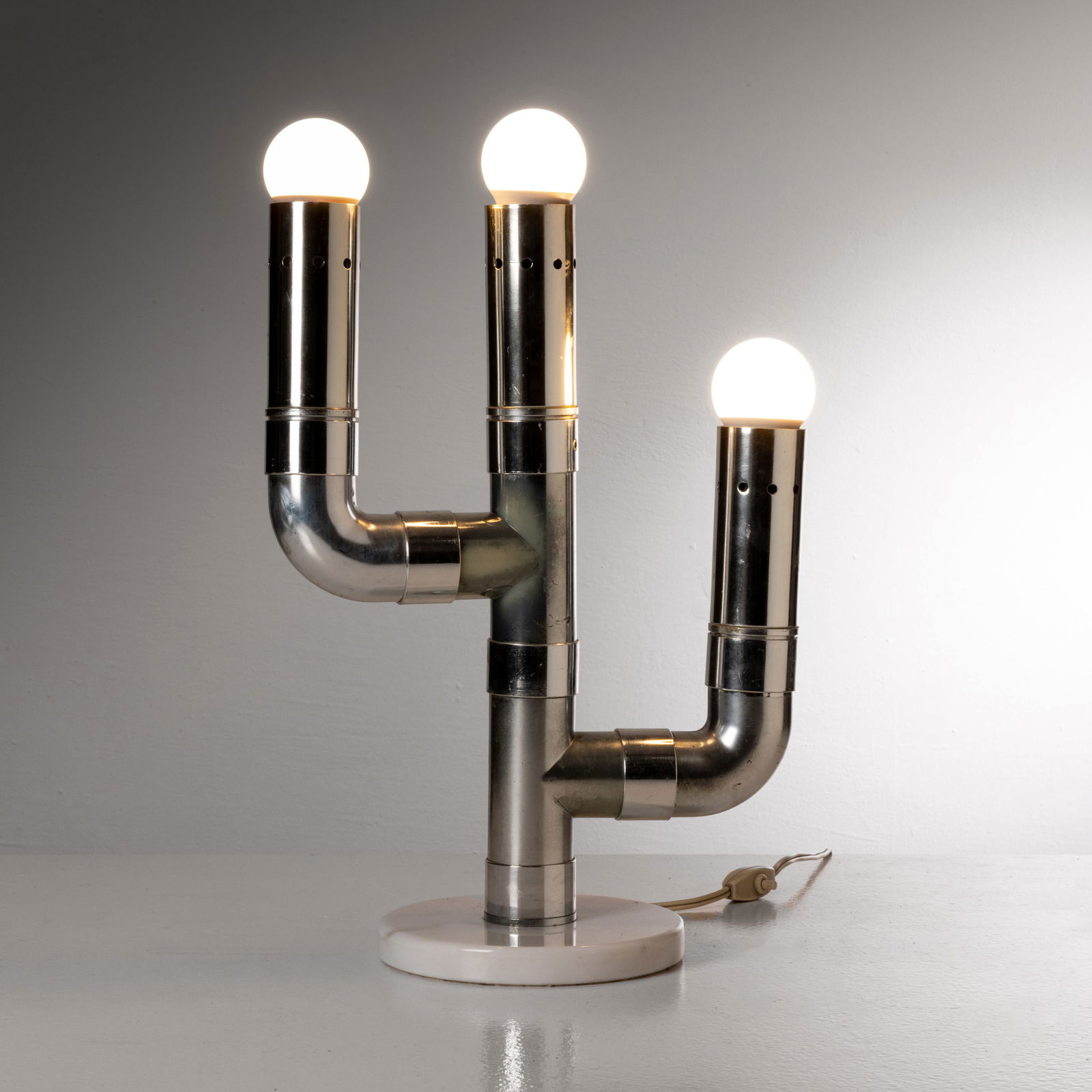 GAETANO MISSAGLIA: Lampada da tavolo. Marmo, metallo cromato. Produzione Missaglia anni '70. cm 44x31,5x18 A TABLE LAMP BY MISSAGLIA Buone condizioni generali. Piccole righe, leggeri graffi, normali segni di usura. Crom