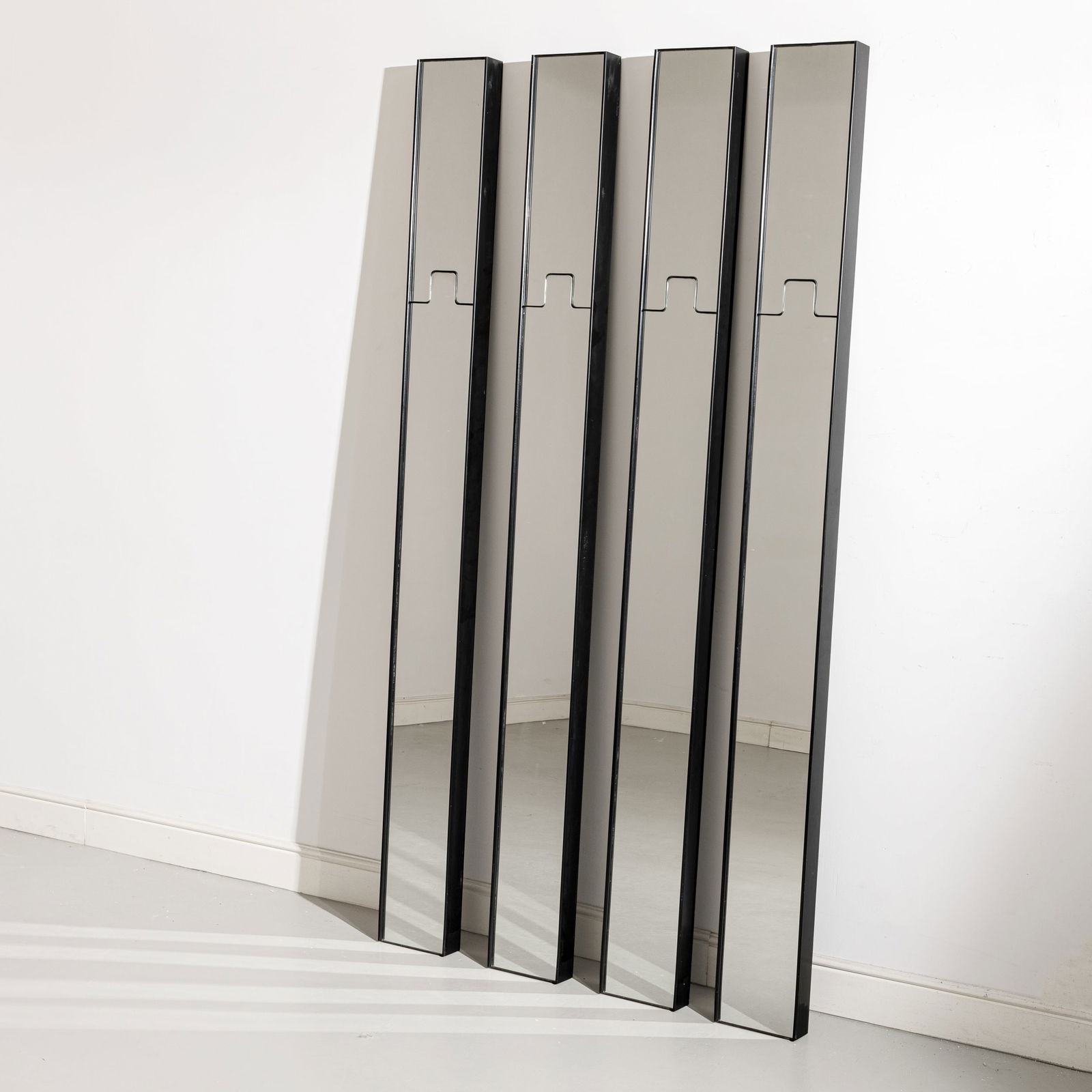 LUCIANO BERTONCINI: Quattro specchi/appendiabiti mod. Gronda. Abs stampato, plexiglass, cristallo specchiato. Produzione Elco, anni '70. Misura del singolo elemento cm 200x19x8 FOUR COAT-HANGER/MIRRORS BY L. BERTONCINI B