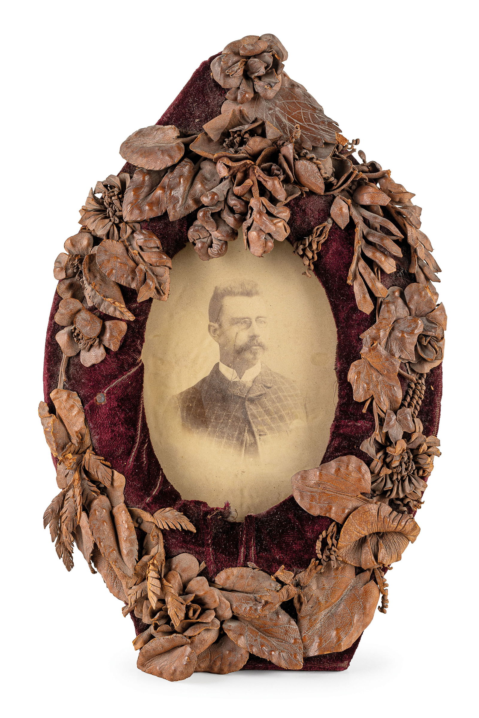 COPPIA DI CORNICI DA TAVOLO IN LEGNO, VELLUTO E CUOIO, (1 of 2)