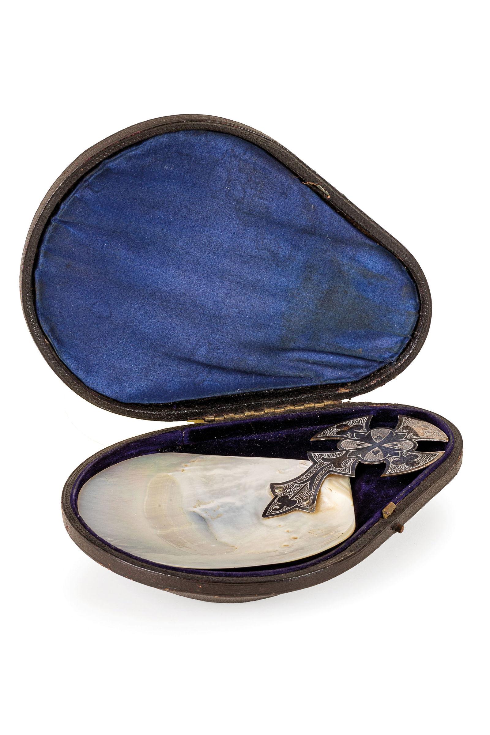 CUCCHIAIO DA PORTATA PER CAVIALE IN MADREPERLA E ARGENTO, XX SECOLO (1 of 2)