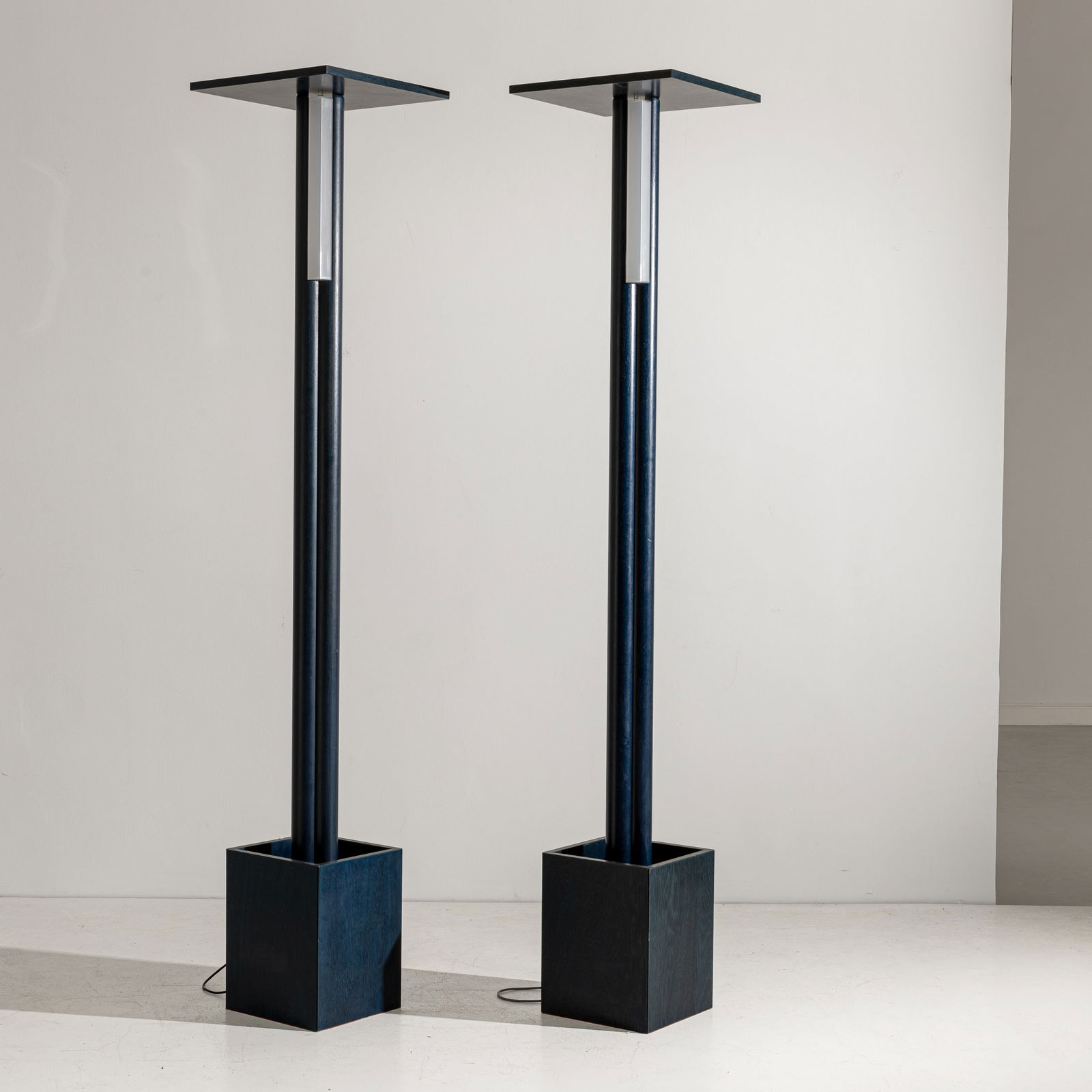 SANDRO BAGNOLI: Coppia di lampade da terra mod. De Luz. Legno laccato, plexiglass. Parte della serie Ultramobile. Produzione Simon Gavina, Italia, 1990. cm 220x43x43 A PAIR OF TABLE LAMPS BY S. BAGNOLI Condizioni gen