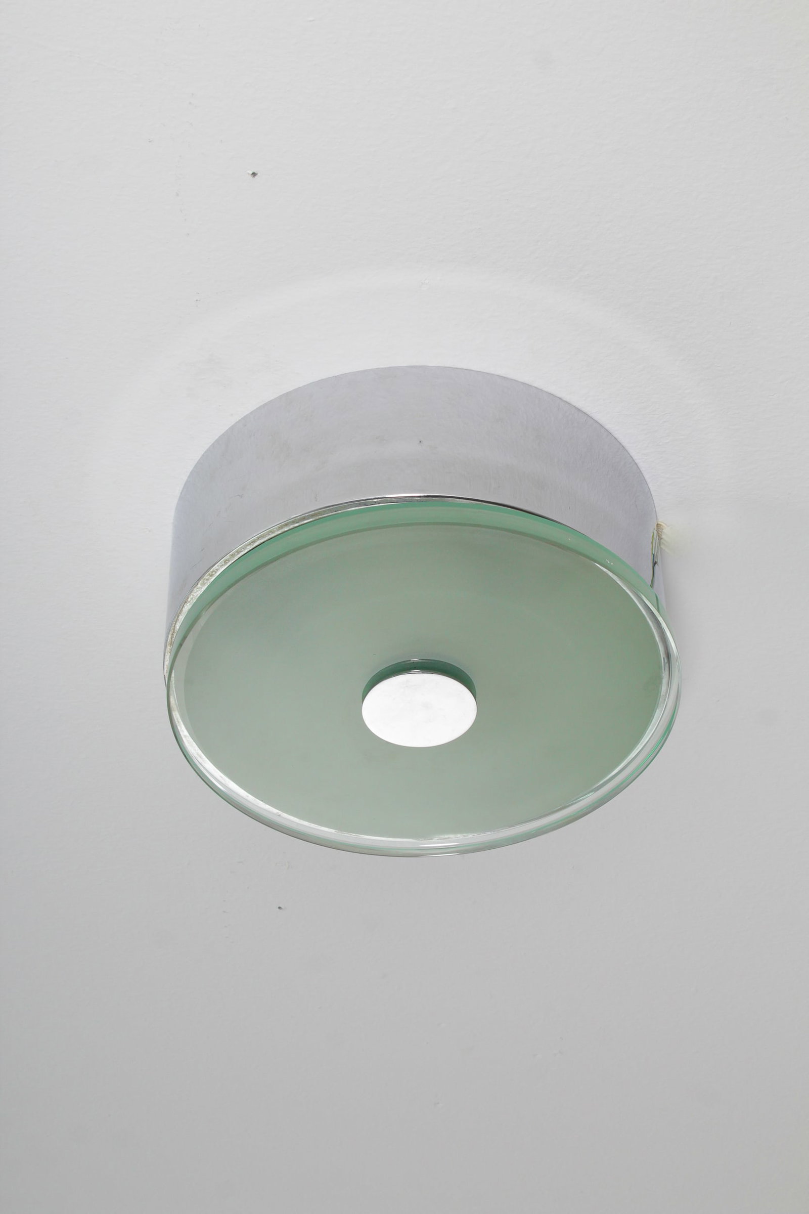 FONTANA ARTE: Lampada a plafone. Metallo cromato, cristallo cromato. Italia , anni '60. cm 15x35x35 A CEILING LAMP BY FONTANA ARTE Buone condizioni generali. Ossidazione, piccole righe, leggeri graffi, patina del t