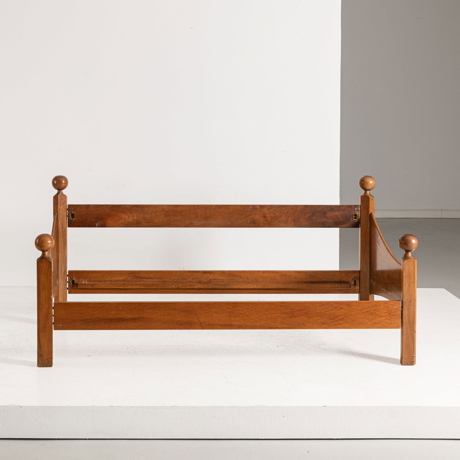 LUIGI CACCIA DOMINIONI: Letto a giorno mod. Chesa Laria. Legno lavorato. Produzione Azucena, 1959. cm 94x203x98 A DAYBED BY L. CACCIA DOMINIONI Abitare n.27, giugno-luglio 1964, p. 29; G. Gramigna, Repertorio del design ital