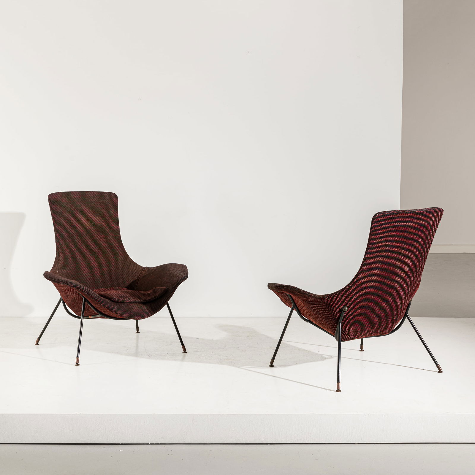 AUGUSTO BOZZI: Coppia di poltrone mod. Lord. Tubolare metallico smaltato, ottone, tessuto imbottito. Produzione Saporiti Italia 1956 ca. Decalcomanie del produttore. cm 100x100x90 A PAIR OF ARMCHAIRS BY A. BOZZI Cat