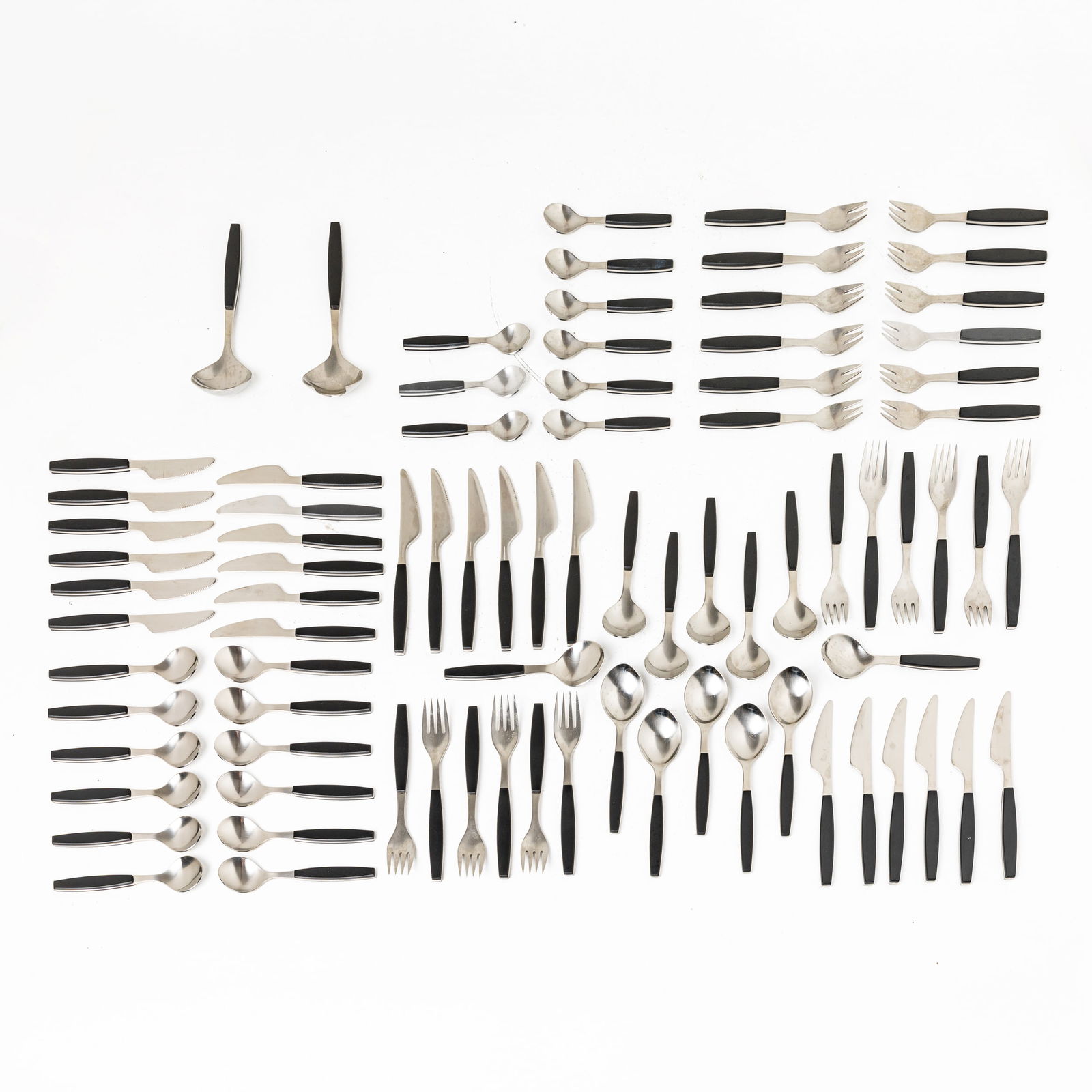 HENNING KOPPEL: Servizio di posate mod. Strata composto da dodici forchette, dodici cucchiai, dodici coltelli; dodici forchette, dodici coltelli, dodici cucchiai da frutta/dessert, nove cucchiai da the/caffé; du