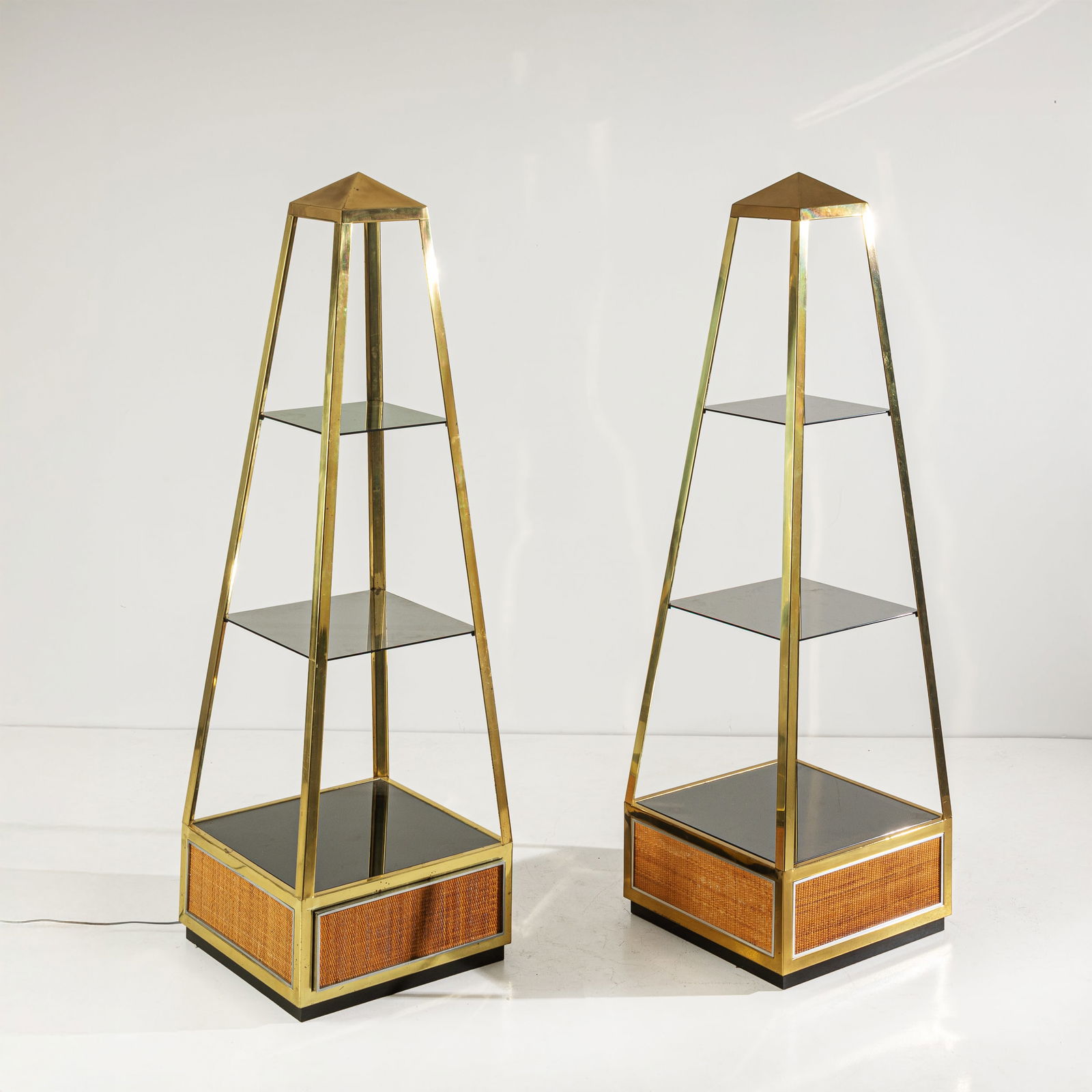 MARIO SABOT: Due étagere. Ottone, paglia di Vienna, cristallo colorato, specchiato e molato, legno. Produzione Sabot anni '70. cm 180x55x55 TWO ETAGERE BY M. SABOT Buone condizioni generali. Piccole righe, le