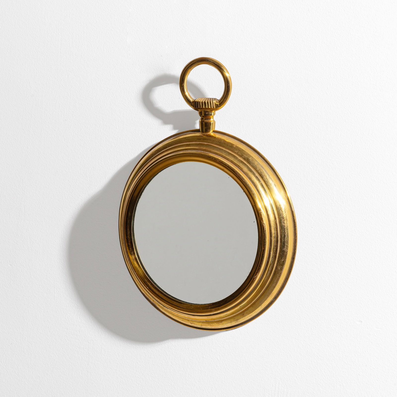 MANIFATTURA ITALIANA: Specchio da parete. Ottone, vetro specchiato. Italia, anni 60. cm 43x31 AN ITALIAN MIRROR Condizioni molto buone. Righe lievi segni di usura, ossidazione.