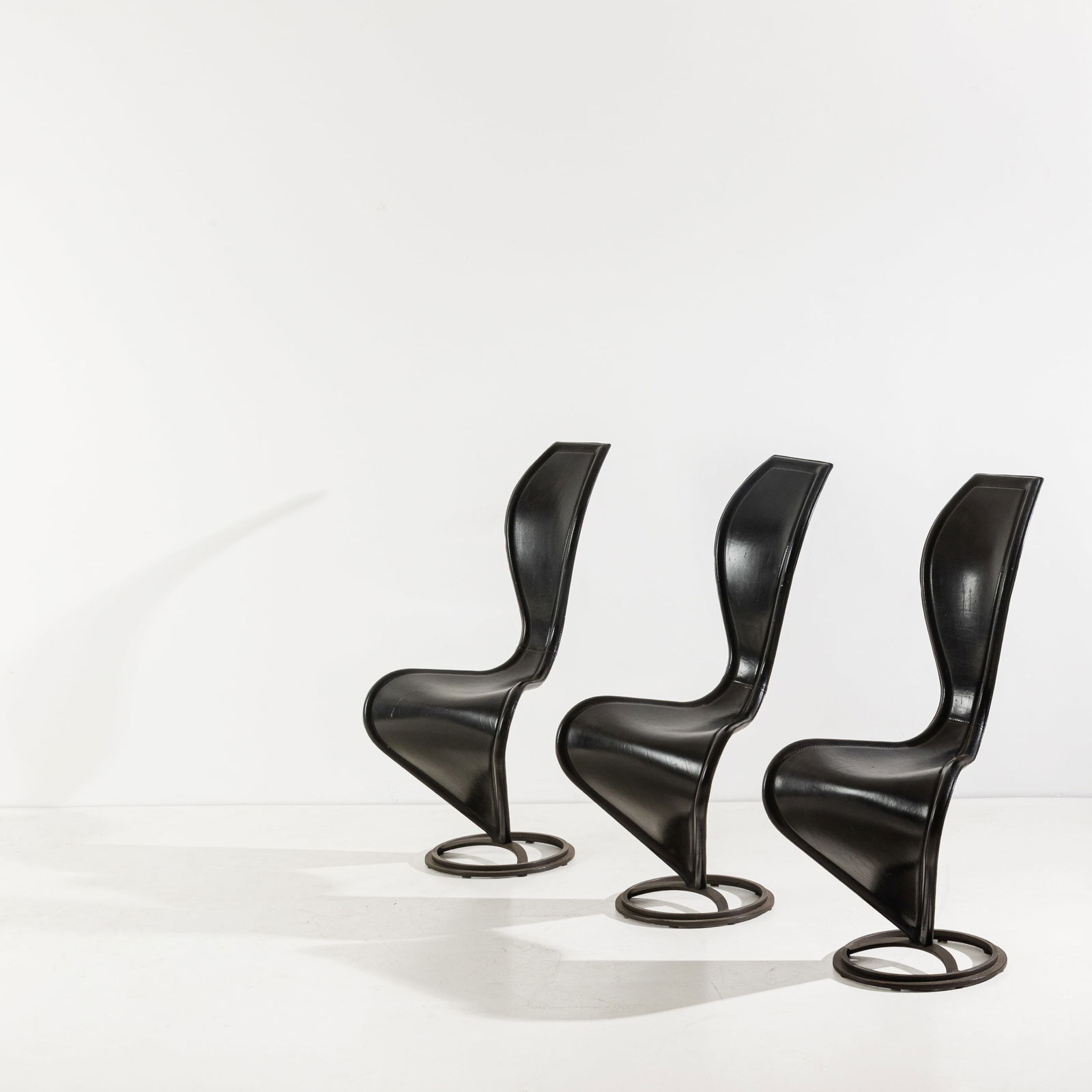 TOM DIXON: Tre sedie mod. S. Ferro verniciato, pelle imbottita. Produzione Cappellini International 1992. cm 102x48x56 THREE CHAIRS BY T. DIXON Buone condizioni generali. Piccole righe, leggeri graffi, normali s