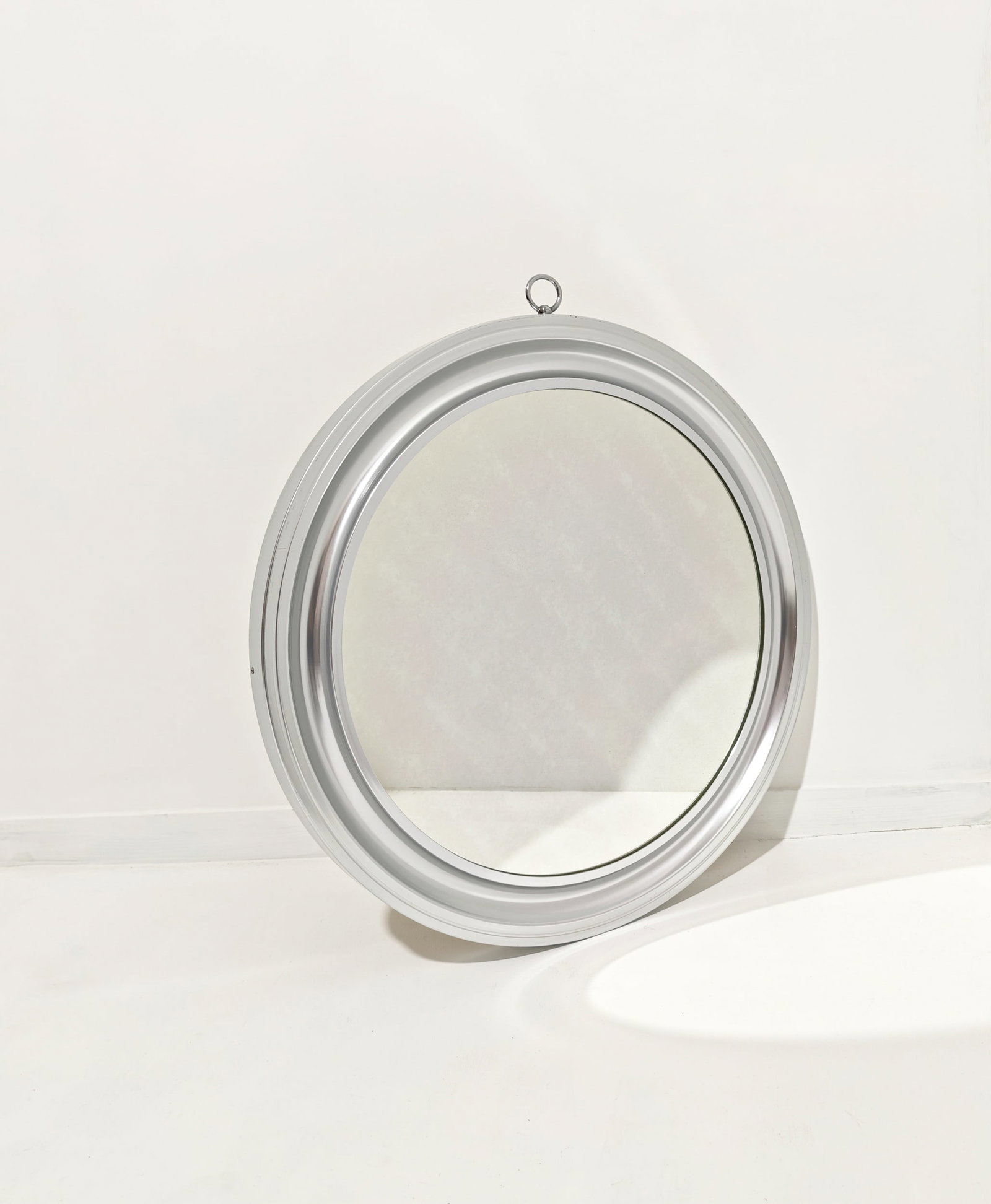 SERGIO MAZZA: Specchio. Alluminio spazzolato, cristallo specchiato, legno. Produzione Artemide, anni '60. cm 62,5x62,5x4,3 A MIRROR BY S. MAZZA Buone condizioni generali. Piccole righe, leggeri graffi. Normali segn