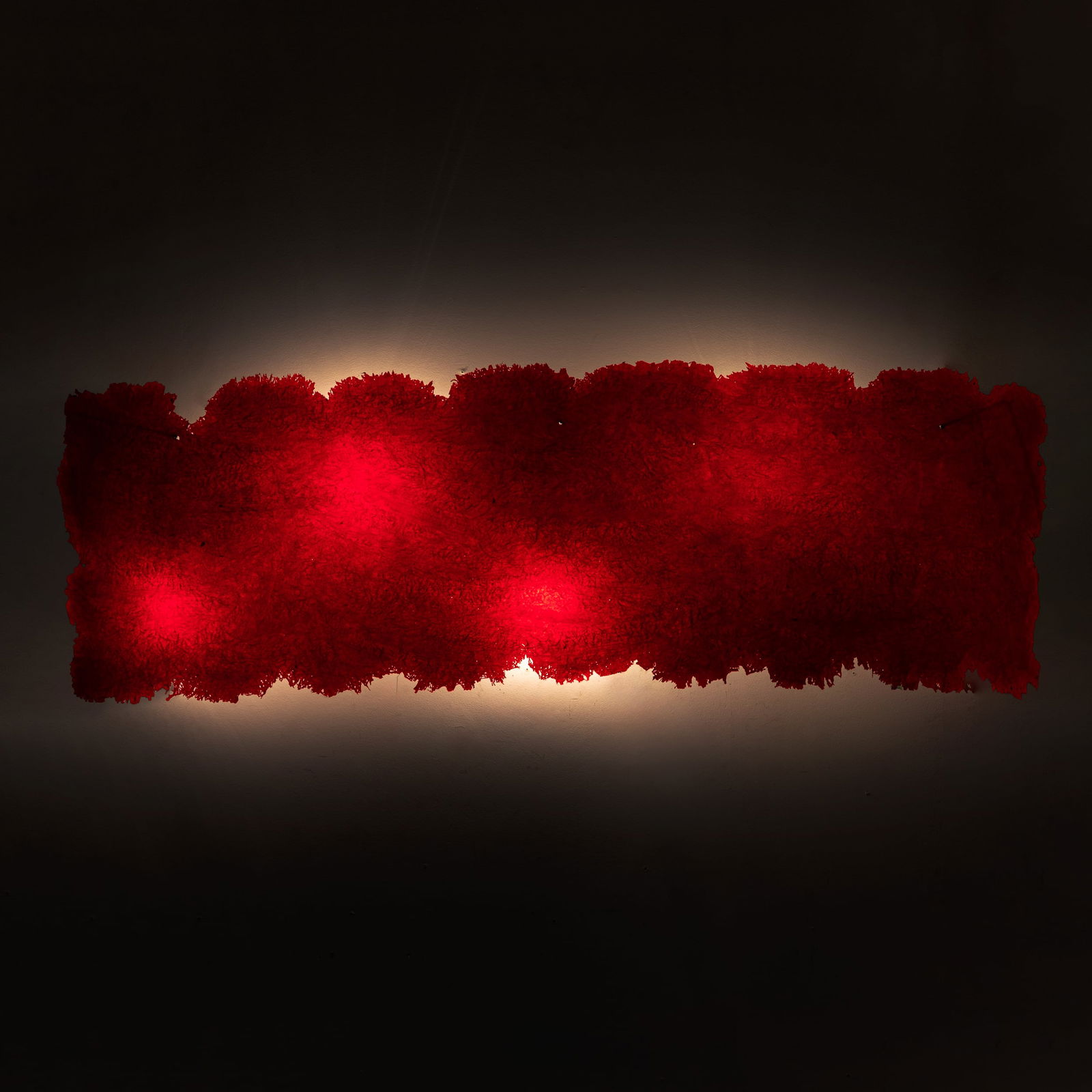 ENZO CATTELLANI: Scultura luminosa da parete. Metallo nichelato, fibra di vetro verniciata. Produzione Catellani & Smith, anni '90. Etichetta del produttore. cm 60x190x16 ca. A LIGHTING WALL SCULPTURE BY E. CATELLANI