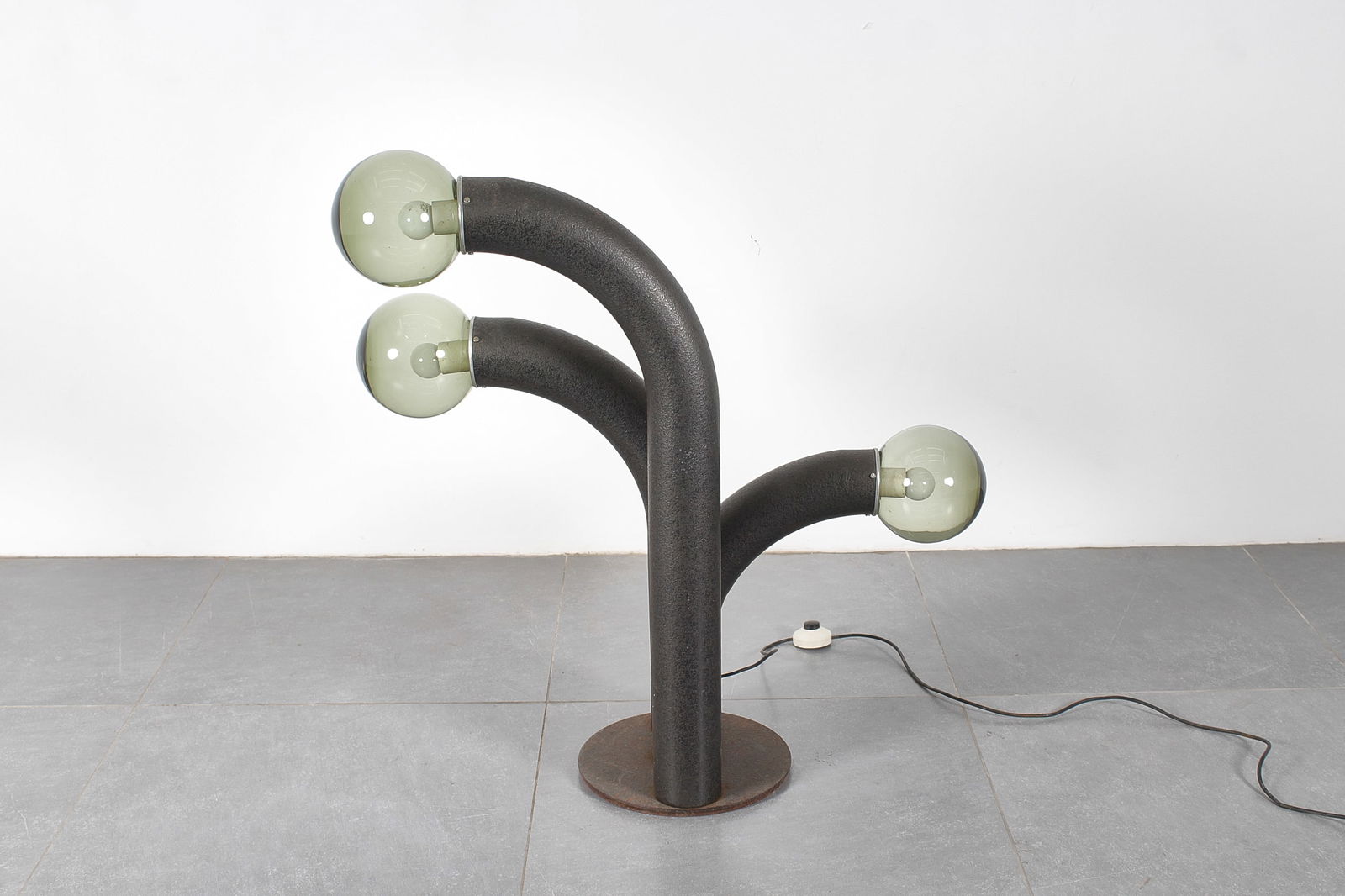 MANIFATTURA ITALIANA: Lampada da terra o da appoggio. Metallo brunito, vetro ambra. Italia, anni '70. cm 100x30x85 AN ITALIAN FLOOR/TABLE LAMP Buone condizioni generali, piccole righe, leggeri graffi, ossidazione, ruggine,