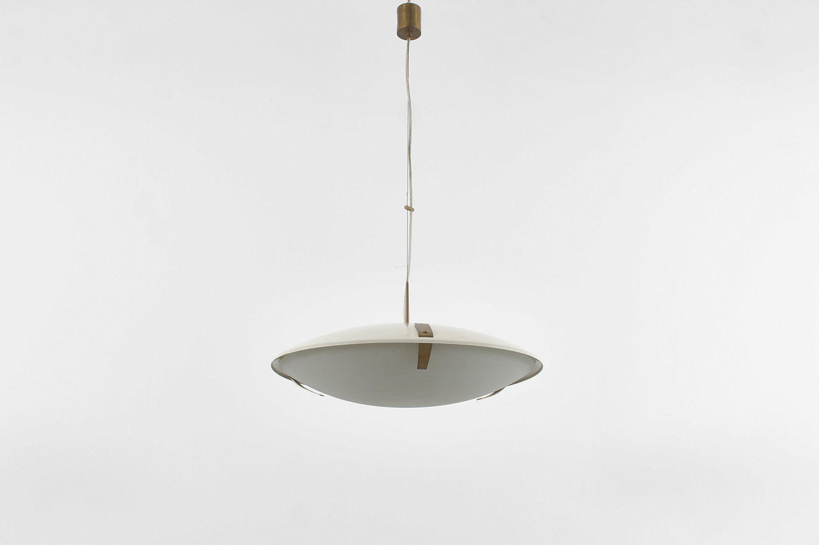 STILNOVO: Lampada a sospensione mod. 1140. Vetro opalino, ottone, alluminio laccato. Produzione Stilnovo, anni '50. cm 100x58 A CEILING LAMP BY STILNOVO Catalogo di produzione Stilnovo n. 12, p. 14. Buone condi