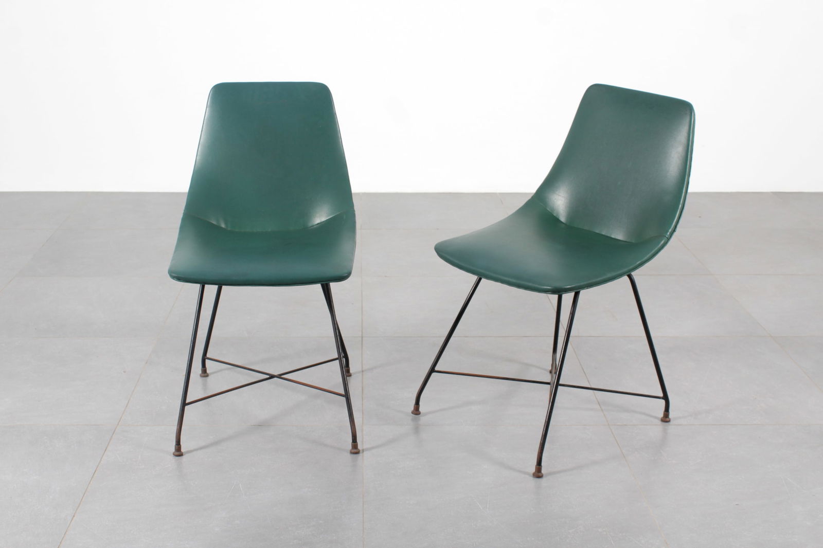 AUGUSTO BOZZI: Coppia di sedie mod. Aster. Ottone, tondino di ferro laccato, vinilpelle imbottita. Produzione Saporiti, anni '50. Etichetta della manifattura. cm 78x43x50 A PAIR OF CHAIRS BY A. BOZZI Domus n. 317, a