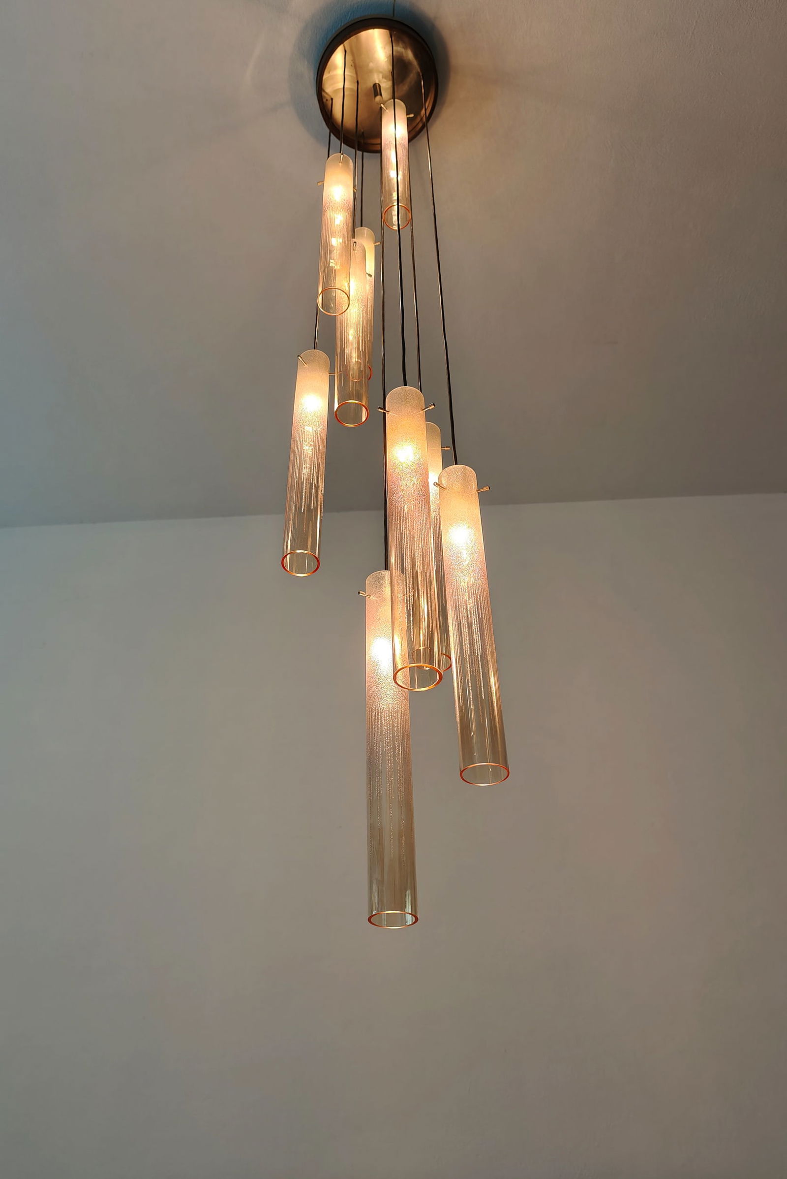 ESPERIA: Lampada a sospensione. Legno, ottone cromato spazzolato, vetro di Murano. Produzione Esperia, anni '70. cm 200x30x30 A CEILING LAMP BY ESPERIA Buone condizioni generali. Piccole righe, leggeri graffi.