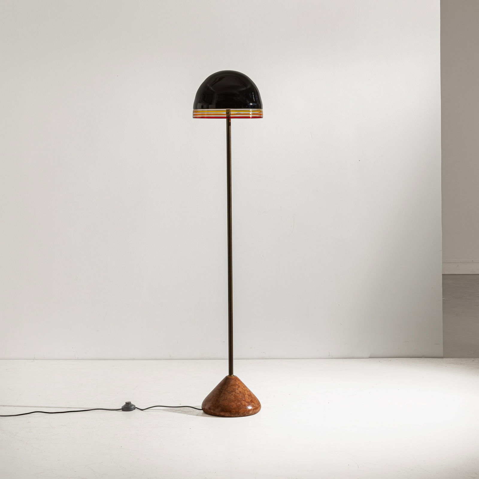 ROBERTO PAMIO & RENATO TOSO: Lampada da terra mod. Febo. Marmo rosso Verona, ottone, vetro. Produzione Leucos anni '70. cm 147x31 A FLOOR LAMP BY R. PAMIO & R. TOSO Ottime condizioni. Righe, normali segni di usura, ossidazione.